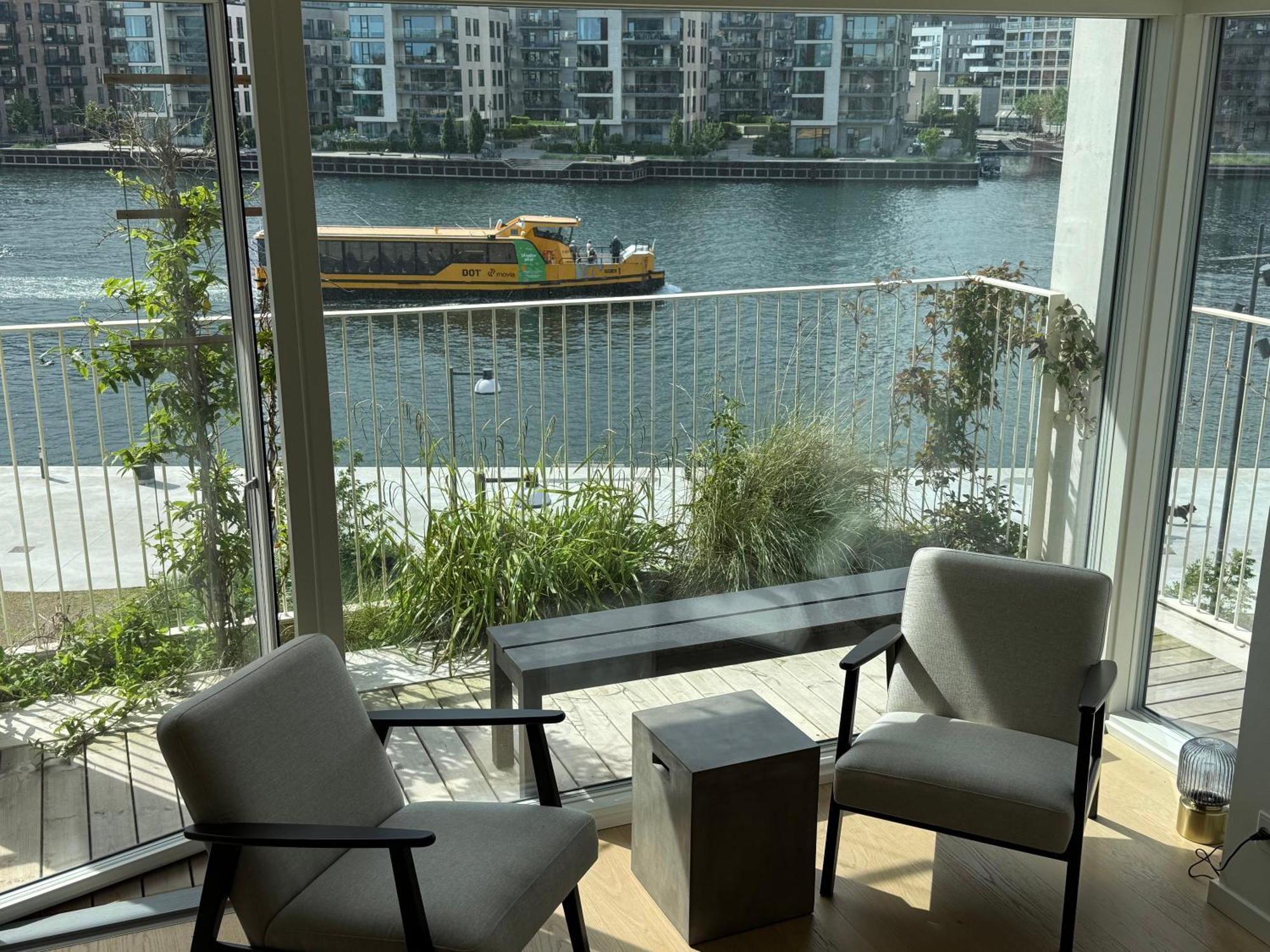 Laekker Med Vand Udsigt Pa Islands Brygge